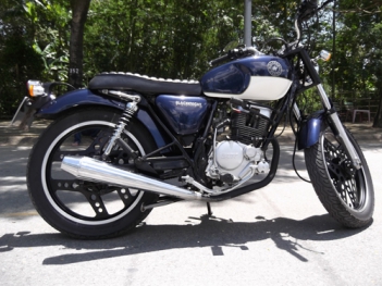 Xe SYM Bonus 'hóa' thành Triumph Bonneville ở Sài Gòn - Nấu ăn ngon