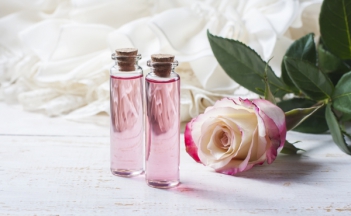 Cách làm nước hoa hồng tinh khiết chăm sóc da